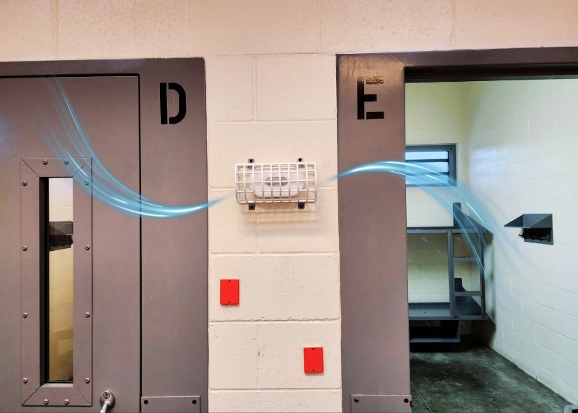 A jail cell featuring a door labeled with the letters "de," emphasizing its secure and confined environment.